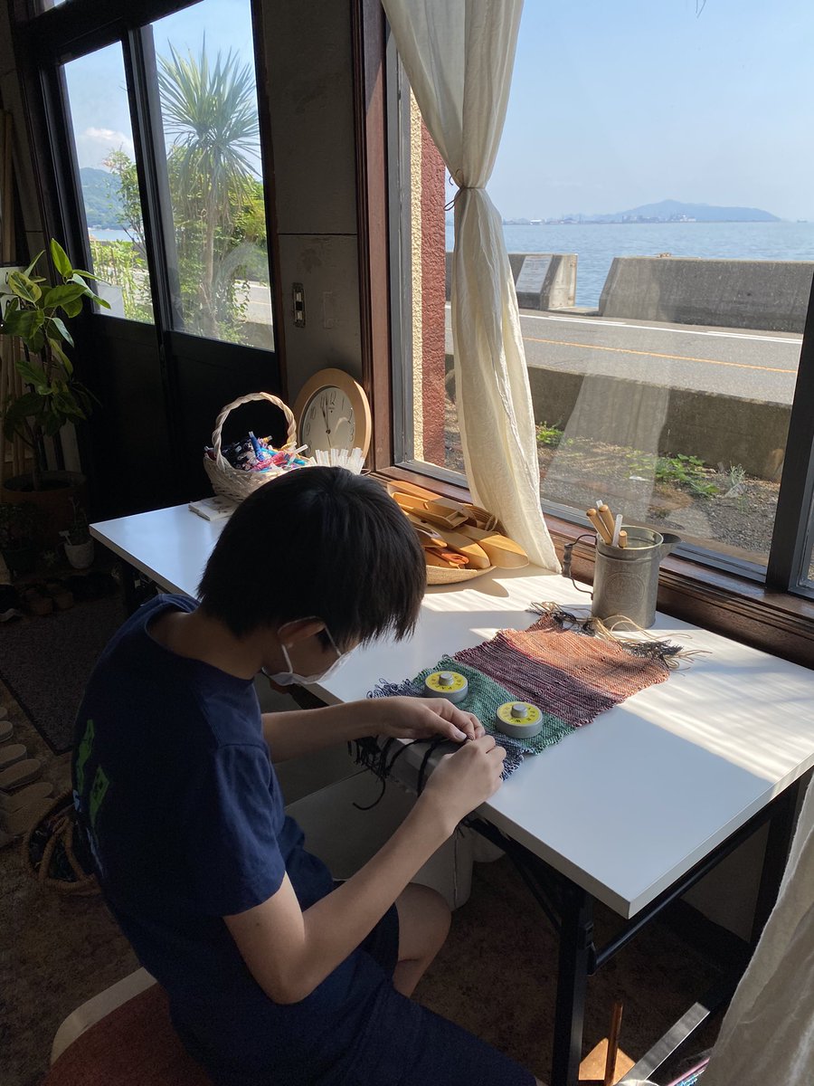 itsu_sriracha's tweet photo. 海が見えるアトリエで機織り

マスクを手放さない我が子たち
心配になる

#さおり織り

📍 Studio ｢いとと｡｡｡」
　福山市田尻町 https://t.co/tyOiDNvyDB