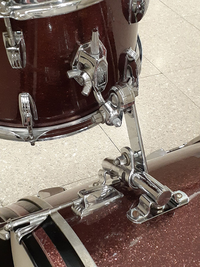 DRUM_CENTER's tweet image. シリアルよりすべて1968年製造のLudwig Downbeat Sparkling Burgundy Pearl 3pc Set 20",12",14"入荷しました✨オリジナルのBDマウントシンバルホルダーが付属しているのもうれしいです☺️
　　　↓
mikigakki.com/ec/pro/disp/G/…

#vintagedrums
#downbeat
#burgundysparkle