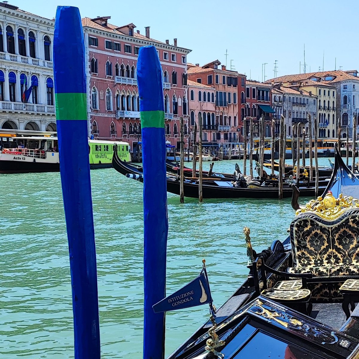 Happy Monday Venice! / Buon lunedì Venezia!

#eredijovon #venice #venezia #grandcanal #canalgrande #jewelleryshop #gioielleria #gondola