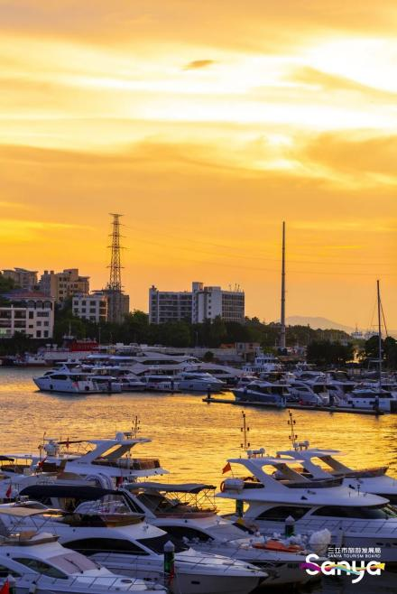VisitSanya's tweet photo. Experience the ultimate vacation in Sanya with a thrilling yacht party! Don't miss the exhilarating adventure of sailing into the sunset, surrounded by breathtaking views.  #SanyaYachtParty #SunsetSailing #UnforgettableExperience https://t.co/nZUZ9ihrEC