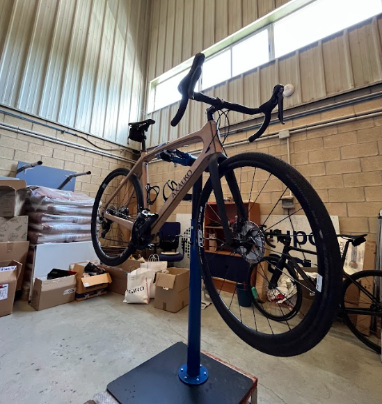 EnkarterriBike's tweet photo. Nuestra bici Axalko siempre impresiona🚲, y no solo por su cuadro de madera, sino por su ligereza, flexión y absorción de la vibración. 

Durante este verano ha viajado hasta  @kanalaurdaiba📌 para hacer disfrutar a uno de sus clientes de los impresionantes paisajes de la zona. https://t.co/bGp9IJvo5P