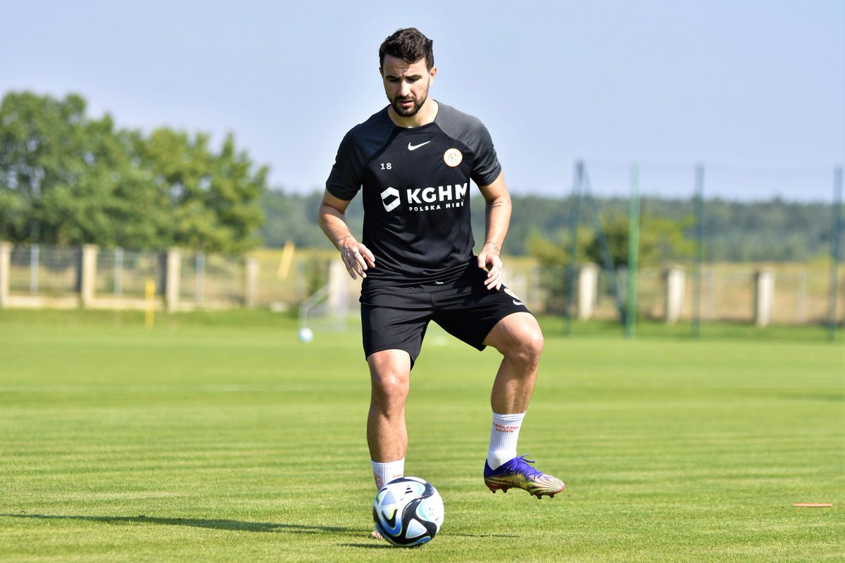 Plan przygotowań do meczu z Koroną 📋

PN. 🔋
WT. ⚽
ŚR. 🏋🏻+⚽
CZW. ⚽
PT. ⚽
SOB. ⚽+🚌 (wyjazd do Kielc)
ND. 🏟 🆚 <a href="/Korona_Kielce/">Korona Kielce</a>