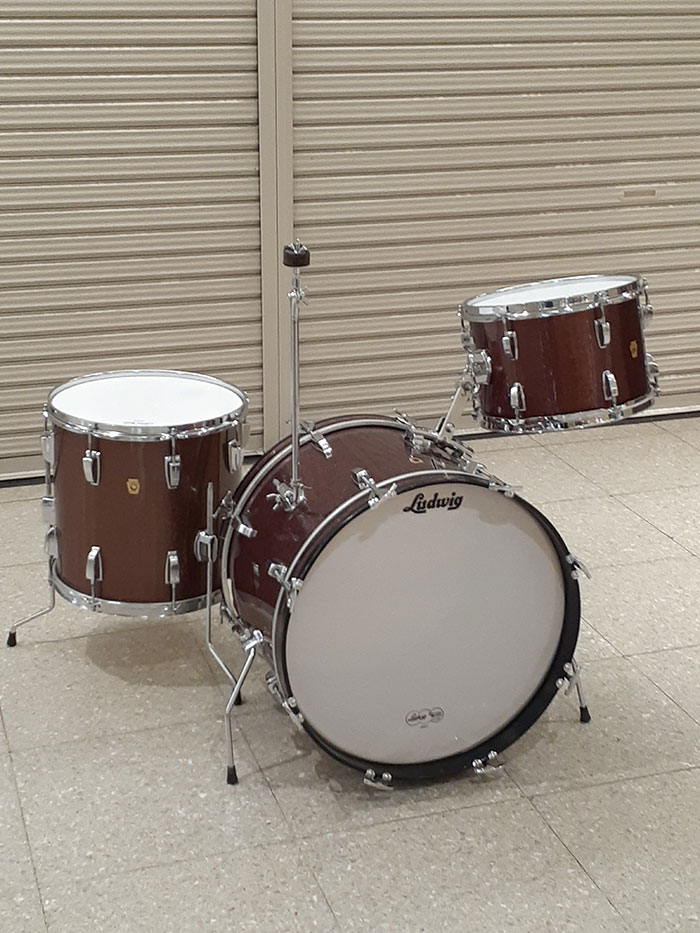 DRUM_CENTER's tweet image. シリアルよりすべて1968年製造のLudwig Downbeat Sparkling Burgundy Pearl 3pc Set 20",12",14"入荷しました✨オリジナルのBDマウントシンバルホルダーが付属しているのもうれしいです☺️
　　　↓
mikigakki.com/ec/pro/disp/G/…

#vintagedrums
#downbeat
#burgundysparkle