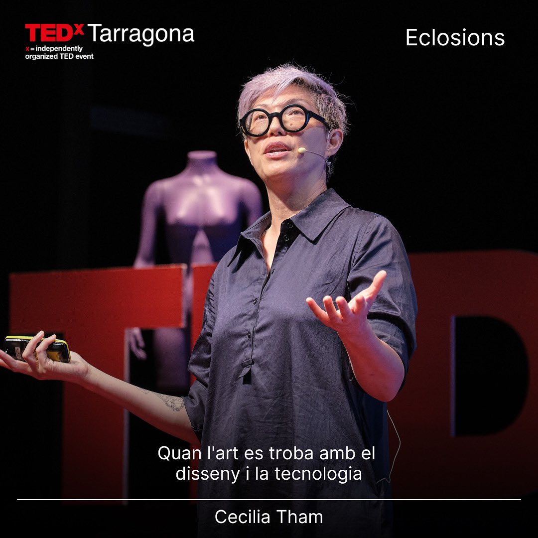 TEDxTarragona (@tedxtarragona) on Twitter photo Una simbiosi entre art, disseny i tecnologia és el primer pas per deixar d'esperar el futur i començar a crear-lo.⚡️
En la seva xerrada, la <a href="/CeciliaMTham/">Cecilia M Tham</a> ens va mostrar com un futur pluralista portarà innovacions com Herbie🪴, la primera planta autònoma, en fer una tedxtalk.❌ Una simbiosi entre art, disseny i tecnologia és el primer pas per deixar d'esperar el futur i començar a crear-lo.⚡️
En la seva xerrada, la <a href="/CeciliaMTham/">Cecilia M Tham</a> ens va mostrar com un futur pluralista portarà innovacions com Herbie🪴, la primera planta autònoma, en fer una tedxtalk.❌