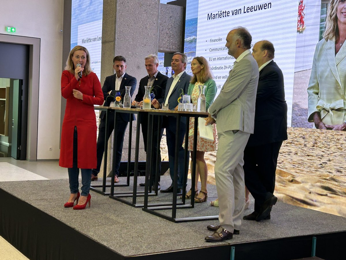 We gaan weer met veel energie en frisse moed aan de slag in <a href="/zuid_holland/">Provincie Zuid-Holland</a>. Nadere kennismaking van de ambtelijke organisatie met het nieuwe college. #Krachtigzuidholland. <a href="/baljeuj/">Jeannette Baljeu</a> <a href="/berendpotjer/">Berend Potjer</a> <a href="/MeindertStolk/">Meindert Stolk</a> <a href="/AnneKoningDelft/">Anne Koning</a> <a href="/zeefNL/">Frederik Zevenbergen</a> <a href="/FRijkaart/">Frank Rijkaart</a> <a href="/MariettevL/">Mariëtte van Leeuwen</a> <a href="/MarcelvanBijnen/">Marcel van Bijnen</a>