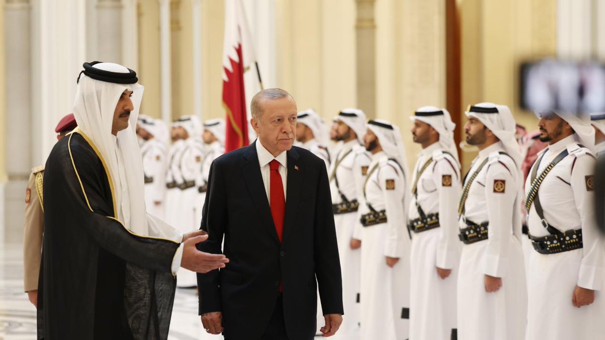 Haberinizcomtr's tweet photo. Bir vatandaş, 18 yılda satılan kurumları, yerleri ve fabrikaları CİMER'e sordu.

SATILAN YERLER:

SATILAN TERMİK SANTRALLER

1. Seyitömer Termik Santrali
2. Kangal Termik Santrali
3. Yatağan Termik Santrali
4. Çatalağzı Termik Santrali
5. Yeniköy Termik Santrali
6. Orhaneli Termik Santrali
7. Tunçbilek Termik Santrali
8. Soma Termik Santrali

SATILAN HİDROELEKTRİK SANTRALLERİ

1. Ataköy Hidroelektrik
2. Beyköy Hidroelektrik
3. Çıldır Hidroelektrik
4. İkizdere Hidroelektrik
5. Kuzgun Hidroelektrik
6. Mercan Hidroelektrik
7. Tercan Hidroelektrik
8. Murgul Hidroelektrik
9 Denizli Jeotermal Santrali

SATILAN ŞEKER FABRİKALARI

1. Kırşehir Şeker Fabrikası
2. Turhal Şeker Fabrikası
3. Çorum Şeker Fabrikası
4. Elbistan Şeker Fabrikası
5. Muş Şeker Fabrikası
6. Erzincan Şeker Fabrikası
7. Erzurum Şeker Fabrikası
8. Afyon Şeker Fabrikası
9. Bor Şeker Fabrikası
10. Alpullu Şeker

SATILAN TEKEL BİNALARI

1. Adana
2. Ballıca
3. Bitlis
4. İstanbul Sigara
5. Malatya
6. Tokat 7. Yavşan Tuzlası
8. Ayvalık Tuzlası
9. Çamaltı Tuzlası
10. Çankırı K Tuzlası
11. Tuzluca Tuzlası
12. Sekili Tuzlası
13. Kağızman Tuzlası
14. Kaldırım Tuzlası
15. kayakcık Tuzlası

SÜMER HOLDİNG’E BAĞLI ŞİRKETLER

1. Mazıdağ Fosfat Tesisleri
2. Adıyaman İşletmesi
3. Malatya İşletmesi
4. TÜMOSAN İşletmesi
5.Bakırköy Konfeksiyon San
6. Çanakkale Sentetik Deri İşletmesi
7. Diyarbakır İşletmesi
8. Beykoz Deri Kundura İşletmesi
9. Sarıkamış Ayakkabı İşletmesi

SATILAN LİMANLAR

1. Mersin Limanı
2. İskenderun Limani
3. Samsun Limanı
4. Bandırma Limanı
5. Derince Limanı
6. Salıpazarı Limanı (Galataport)
7. Tekirdağ Limanı
8. Çeşme Limanı
9. Kuşadası Limanı
10. Dikili Limani
11. Trabzon Limanı

DİĞER SATILAN ŞİRKETLER

1. Seyitömer Linyitleri
2. Güney Ege Linyitleri
3. Murgul Bakır İşletmesi
4. Samsun Bakır İşletmesi
5. Yeniköy Linyitleri İşletmesi
6. Bursa Linyitleri İşletmesi
7. Sakarya Traktör Sanayi
8. Ereğli Demir ve Çelik
9. Eti Alüminyum
10. Eti Bakır
11. Eti Elektrometalurji
12. Eti Gümüş
13. Eti Krom
14. Gübre Fabrikaları
15. PETKİM
16. TÜRK TELEKOM
18. TÜPRAŞ
19. SEKA Kâğıt Fabrikası

Haber👇
https://t.co/vH1KoaHjLk