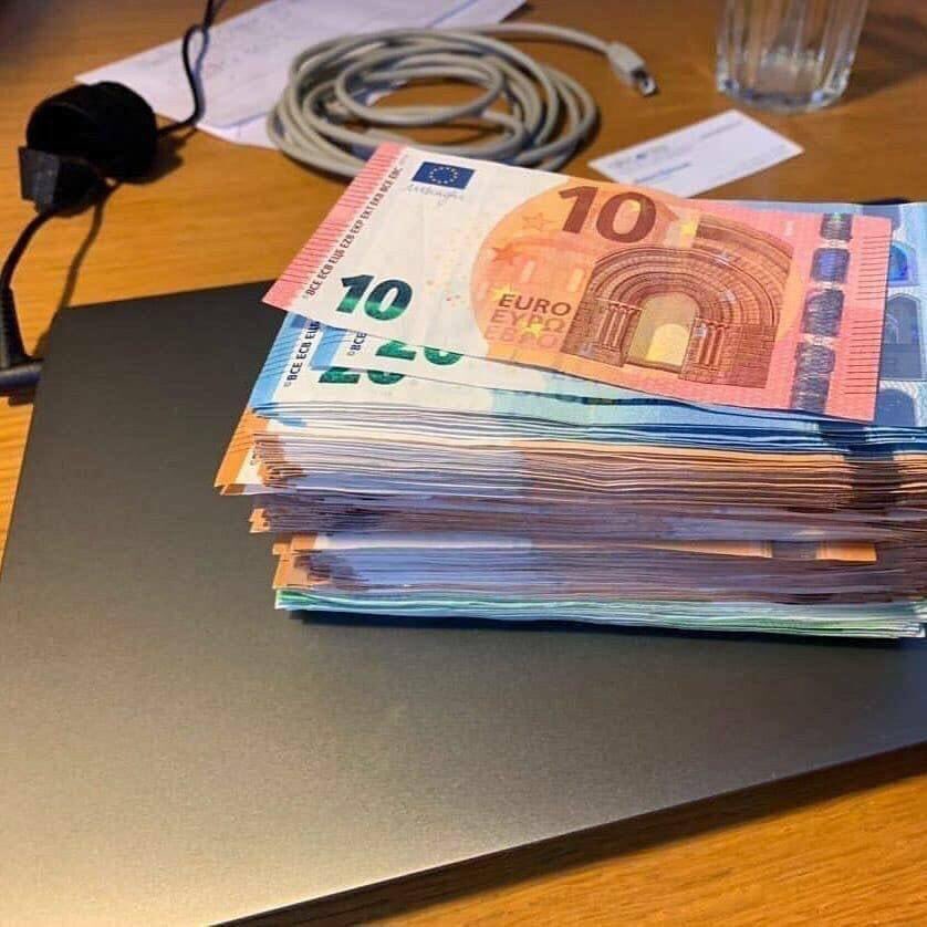 Born44473274's tweet photo. You're here saying, Money is the root of all evil, Ecclesiastes 10:19 will tell you Money answers everything💶🇩🇪👉🏾💯 https://t.co/3bUIxlWgoT