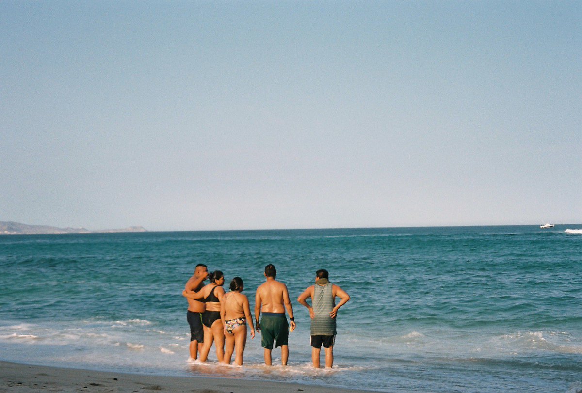 MontseCHdez's tweet photo. hace días le tomé esta foto a una familia random solo admirando el mar, es tan🥺 https://t.co/9lbRKhnk67