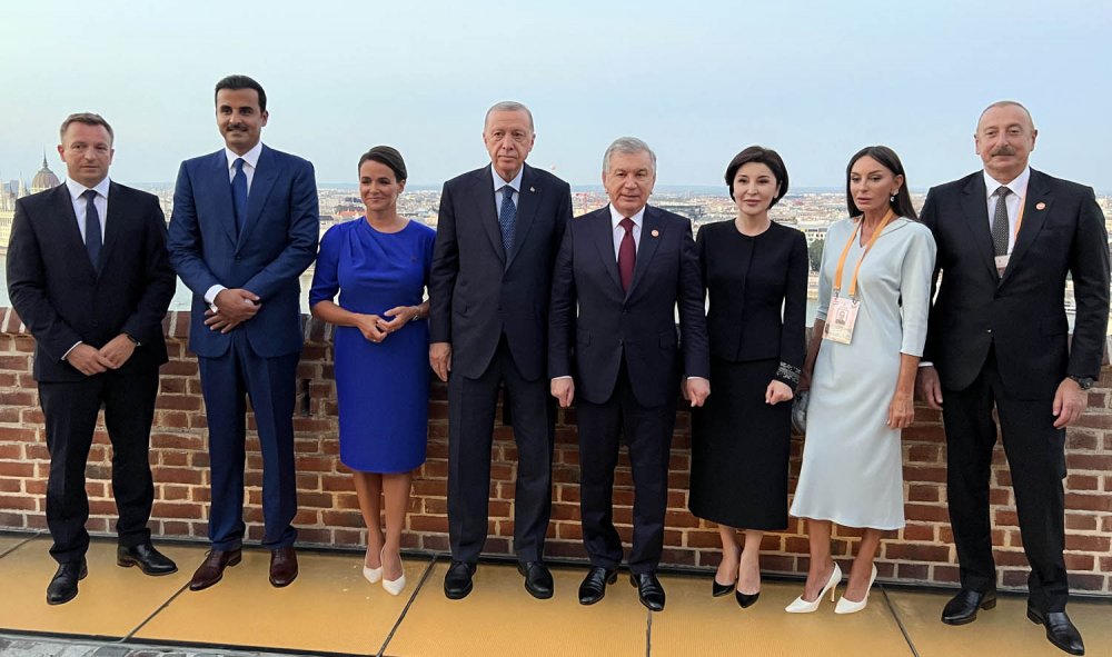 ibrahimkaragul's tweet photo. Avrupa'nın kalbinden bir fotoğraf...
Herkes durduğu yere göre ne anlayacağını biliyor.

Orta Asya'dan Güney Asya'ya, 
Ortadoğu'dan Orta Afrika'ya, 
Kuzey Afrika'dan Balkanlar'a 
ve Kafkaslar'a kadar... 

Artık hep böyle fotoğraflar var. 
Türkiye aklı, kıtalar dolaşıyor. 

21. Yüzyılın Sürprizi Türkiye'dir!
