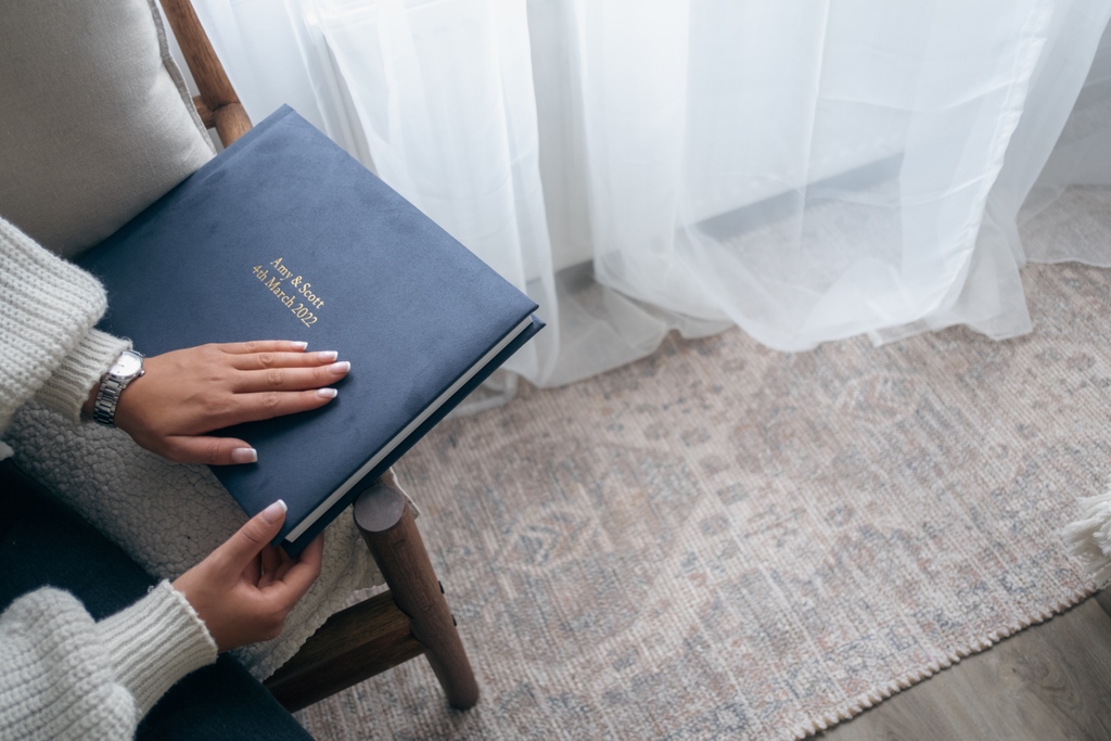 Looking to offer Faux Suede to your clients? 

Choose from 14 colours and add your choice of personalisation ✨

Find out more > lxly.uk/suede

🔎 Navy Suede Fine Art Album with gold foiling