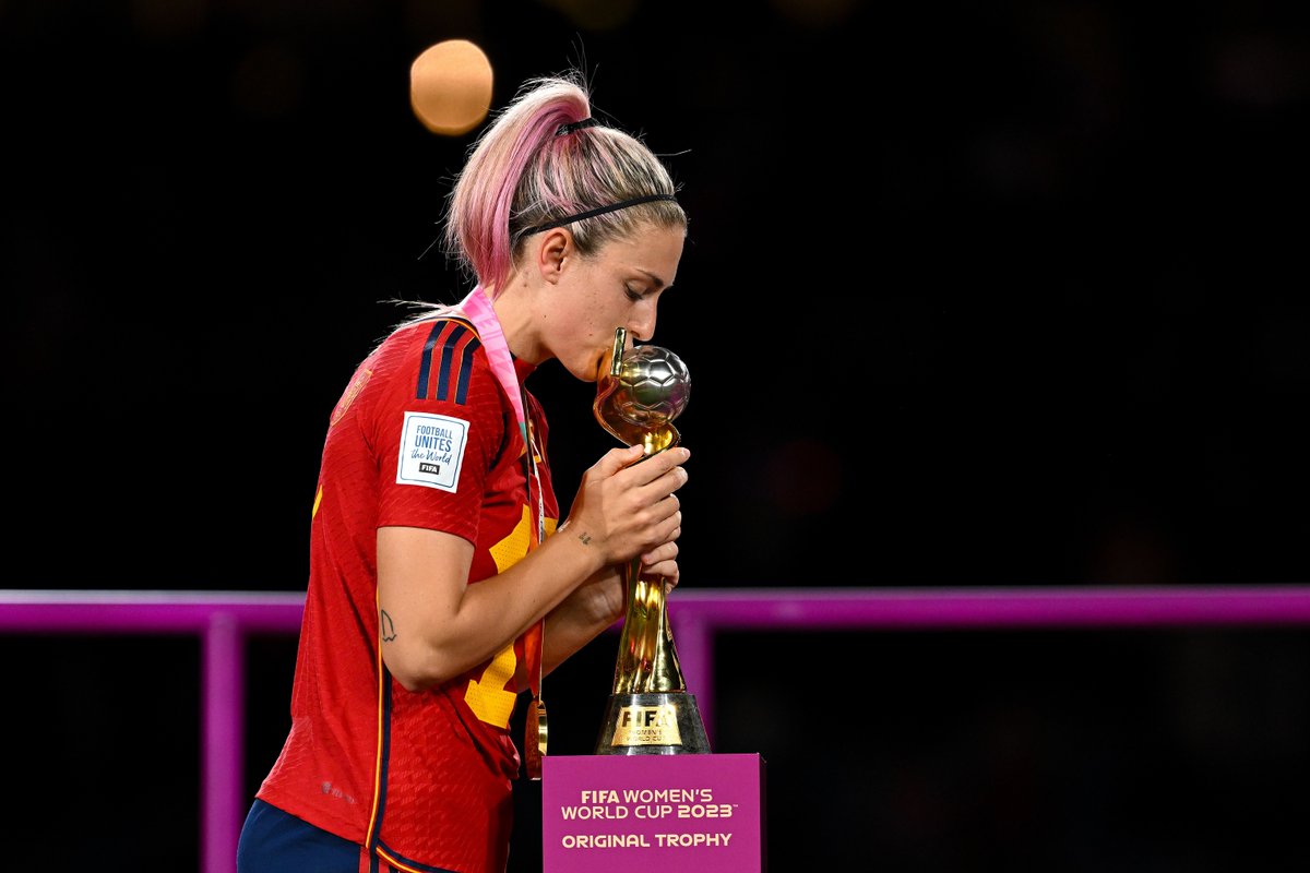La <a href="/SEFutbolFem/">Selección Española Femenina de Fútbol</a> se proclamó ayer campeona del mundo, y una de sus jugadoras baluarte fue protagonista de este icónico NFT ⚽️👑

👇👇👇

instagram.com/reel/Ct9crIXgy…