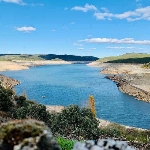 ZamoraSpain's tweet image. Comenzamos la semana con estas espectaculares vistas de Ricobayo desde el mirador El Puente, en Muelas del Pan ¡Todo un espectáculo! 😍

#zamoraenamora #ricobayo #embalse #agua #water #mirador #naturaleza #otoño