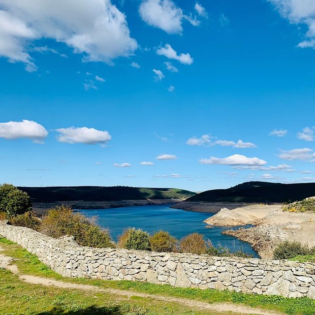 ZamoraSpain's tweet image. Comenzamos la semana con estas espectaculares vistas de Ricobayo desde el mirador El Puente, en Muelas del Pan ¡Todo un espectáculo! 😍

#zamoraenamora #ricobayo #embalse #agua #water #mirador #naturaleza #otoño