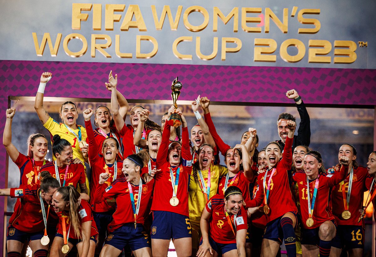 SEFutbolFem's tweet photo. ☀️ ¡¡BUENOS DÍAS, CAMPEONAS!!

⭐️ Sí, esto ha pasado. Y es PARA SIEMPRE.

#JugarLucharYGanar | #CampeonasDelMundo https://t.co/SbuoK82nP9