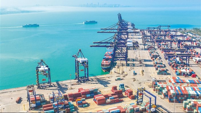 EDNewsChina's tweet image. Since the beginning of 2023, more than ten companies have been certified as Authorized Economic Operators (#AEOs) in southern #China's island province of #Hainan, raising the province's total number of AEO-certified firms to 65 as the island works to transform itself into a