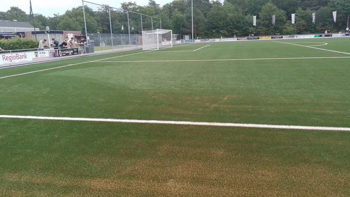 Elspeet speelde eerste wedstrijd op nieuw kunstgrasveld loka.al/9cn