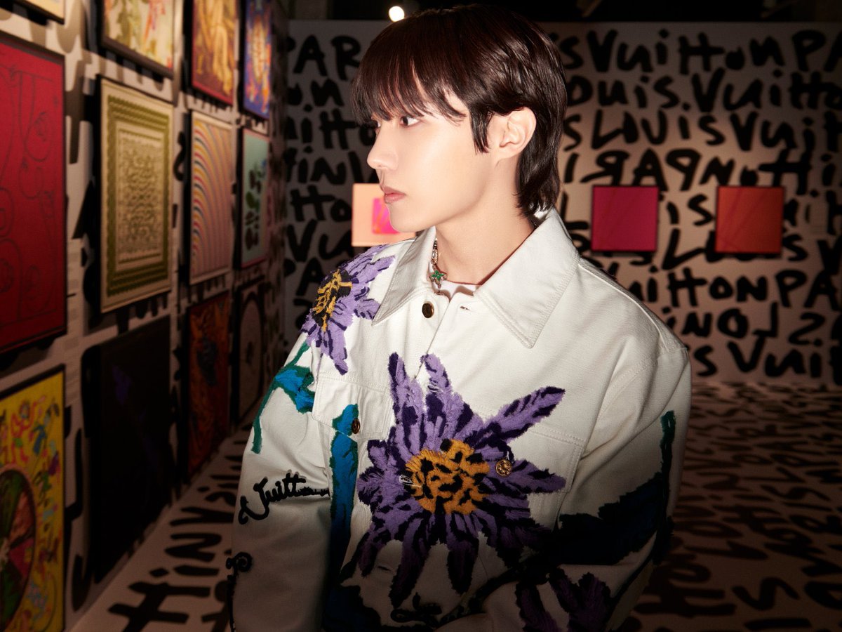 ddaisyy94's tweet photo. 우리 잭도 LV엠버🤍🪻✨️😆

#jhope #제이홉 #JackInTheBox #HOPEedition https://t.co/TwqJ4fW2pr