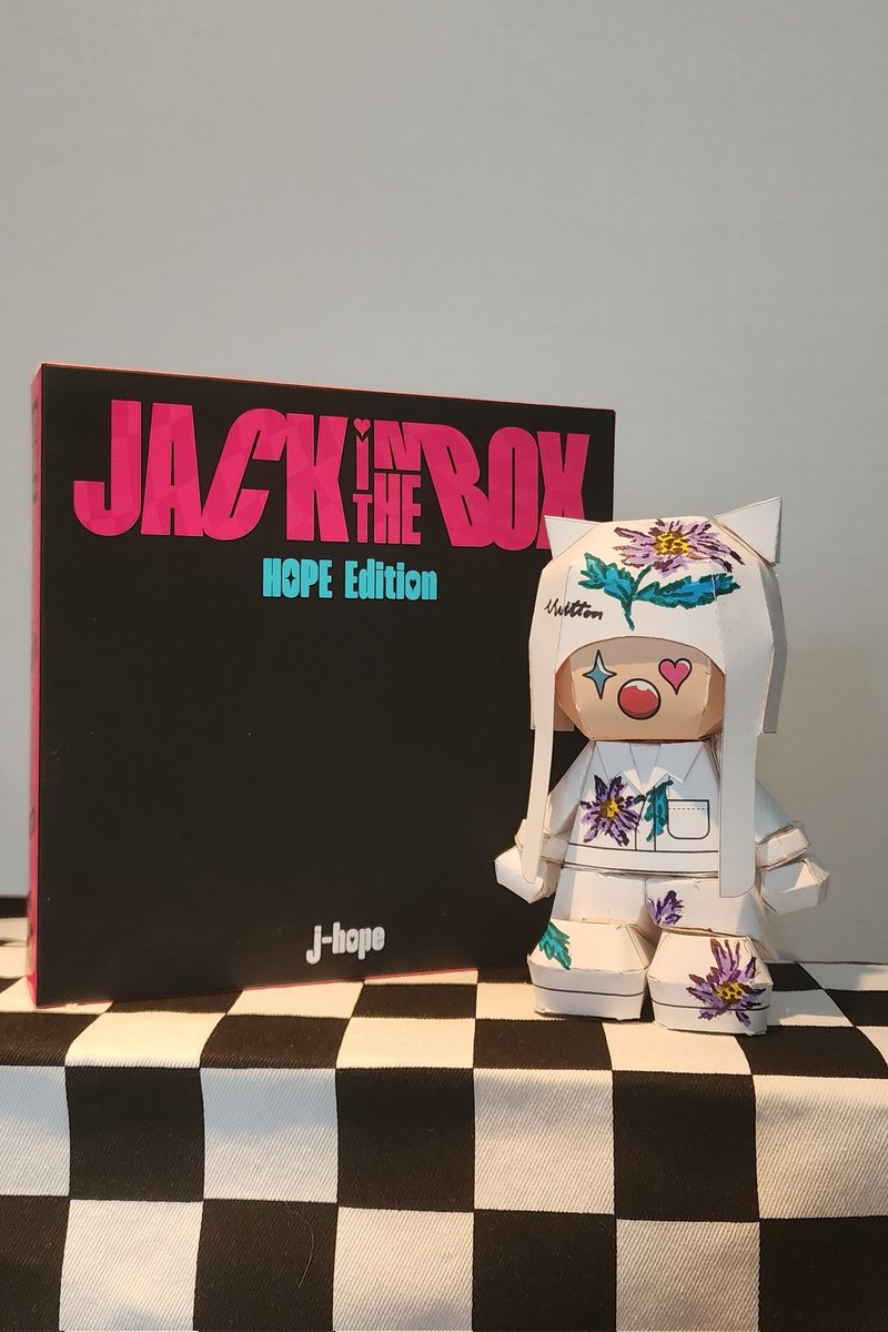 ddaisyy94's tweet photo. 우리 잭도 LV엠버🤍🪻✨️😆

#jhope #제이홉 #JackInTheBox #HOPEedition https://t.co/TwqJ4fW2pr