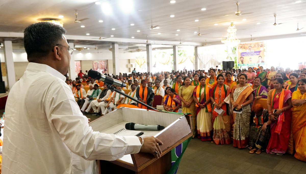 sunilbansalbjp's tweet photo. आज @BJP4Telangana के हैदराबाद में आयोजित संयुक्त मोर्चा बैठक को संबोधित किया। 
बैठक में पिछड़ा वर्ग मोर्चा के राष्ट्रीय अध्यक्ष डॉ. @drlaxmanbjp जी, राष्ट्रीय मंत्री श्री @MenonArvindBJP जी, प्रदेश महामंत्री श्री प्रेमेन्दर रेड्डी जी एवं श्री प्रदीप कुमार दुग्याला जी की भी उपस्थित रही। @BJP4India