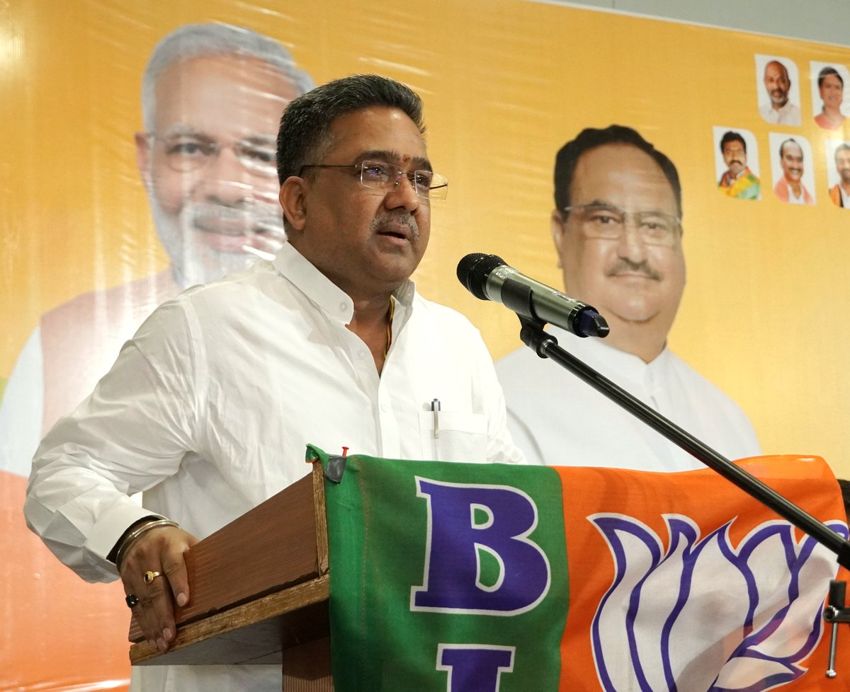 sunilbansalbjp's tweet photo. आज @BJP4Telangana के हैदराबाद में आयोजित संयुक्त मोर्चा बैठक को संबोधित किया। 
बैठक में पिछड़ा वर्ग मोर्चा के राष्ट्रीय अध्यक्ष डॉ. @drlaxmanbjp जी, राष्ट्रीय मंत्री श्री @MenonArvindBJP जी, प्रदेश महामंत्री श्री प्रेमेन्दर रेड्डी जी एवं श्री प्रदीप कुमार दुग्याला जी की भी उपस्थित रही। @BJP4India
