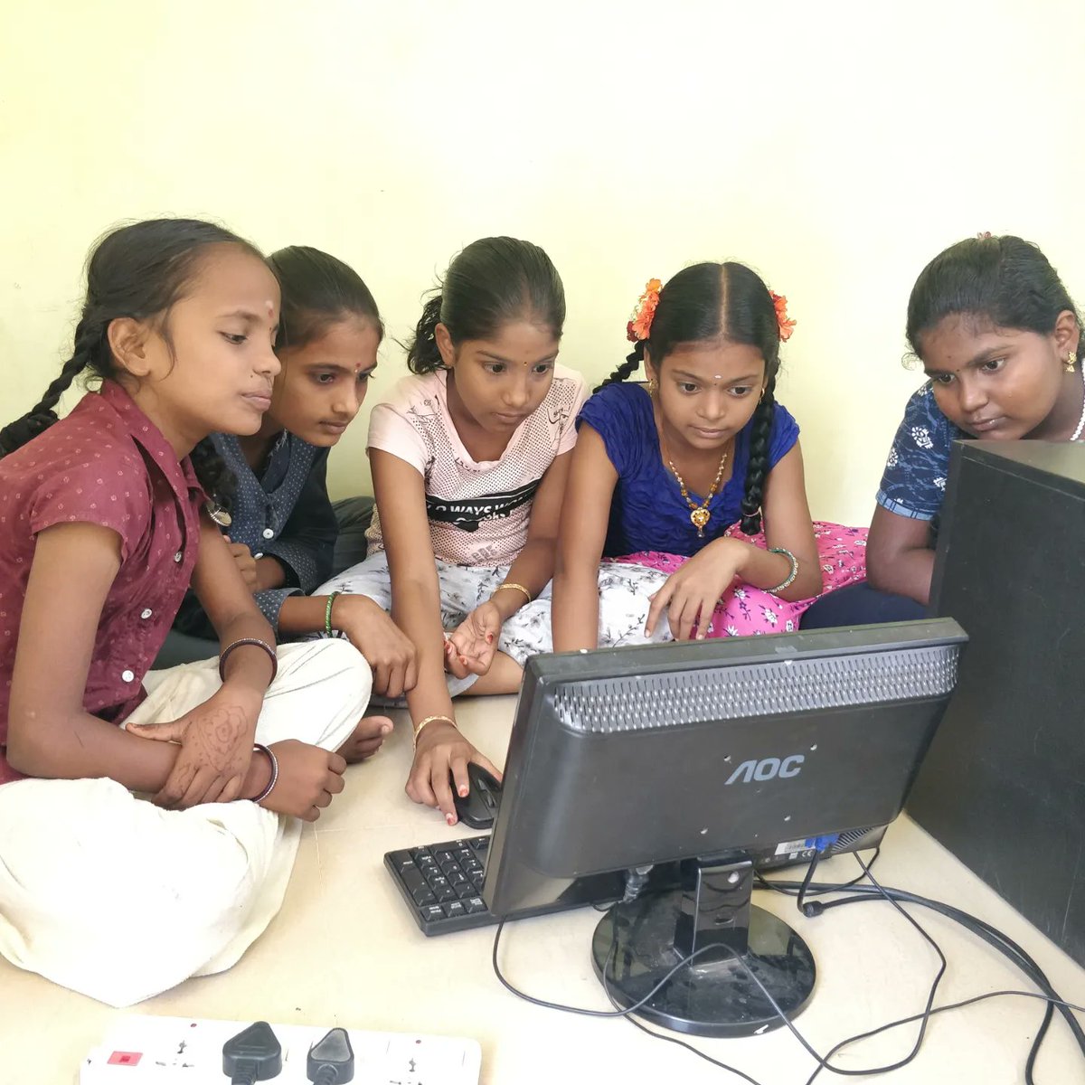 idealtrust1's tweet image. Digital Literacy Training 🖥️🖱️✨
Session 1 - Introduction, History & Parts of Computer✨
Support Us....❤️✨🙏
#computerclass #Donations #donate #idealtrust #share