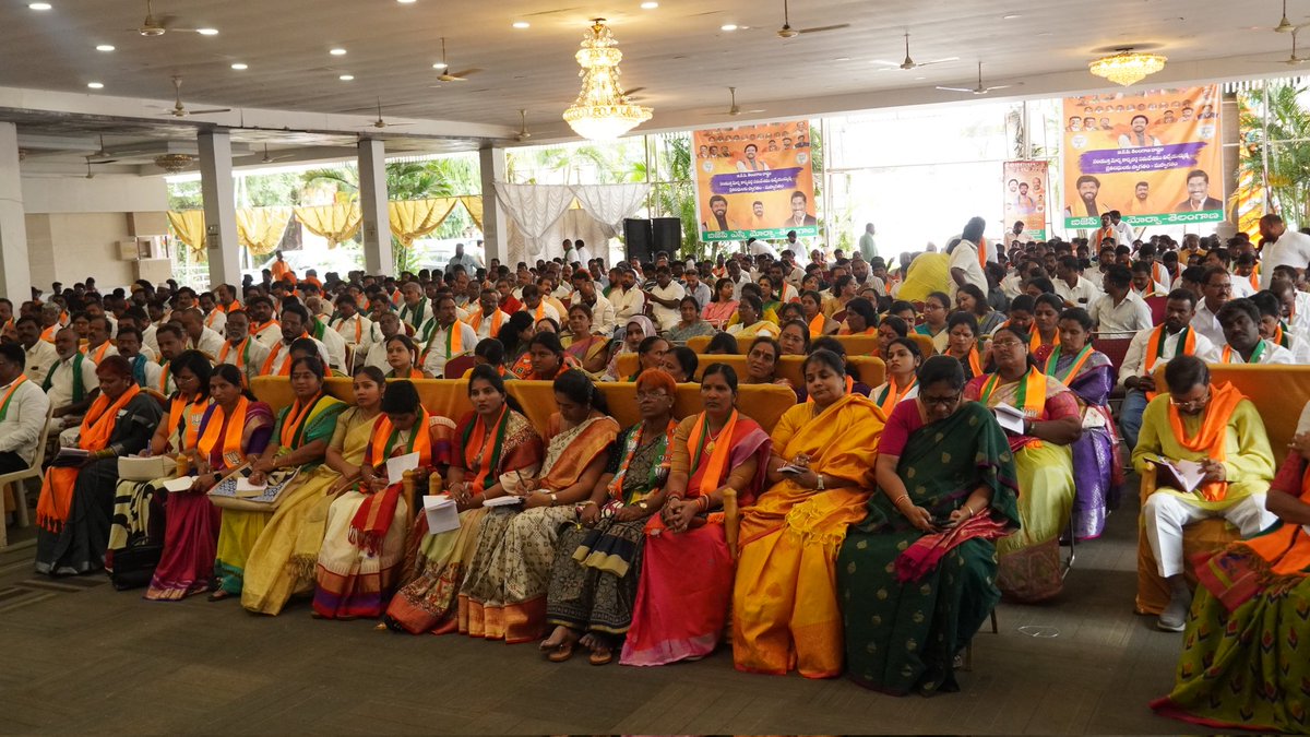 आज <a href="/BJP4Telangana/">BJP Telangana</a> के हैदराबाद में आयोजित संयुक्त मोर्चा बैठक को संबोधित किया। 
बैठक में पिछड़ा वर्ग मोर्चा के राष्ट्रीय अध्यक्ष डॉ. <a href="/drlaxmanbjp/">Dr K Laxman</a> जी, राष्ट्रीय मंत्री श्री <a href="/MenonArvindBJP/">Dr. Arvind Menon</a> जी, प्रदेश महामंत्री श्री प्रेमेन्दर रेड्डी जी एवं श्री प्रदीप कुमार दुग्याला जी की भी
