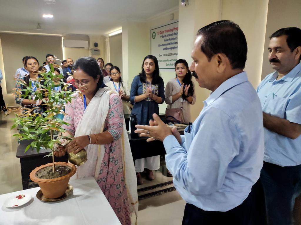 AFS_Assam's tweet photo. In a novel initiative,12 days Training programme of newly recruited Junior Assistants and Stenographers posted in @assamforest  Department was  successfully inaugurated by watering a sapling celebrating the spirit of  @amritbrikshya Andolan. @cmpatowary @CMOfficeAssam @mkyadava https://t.co/QXRENyvnJp