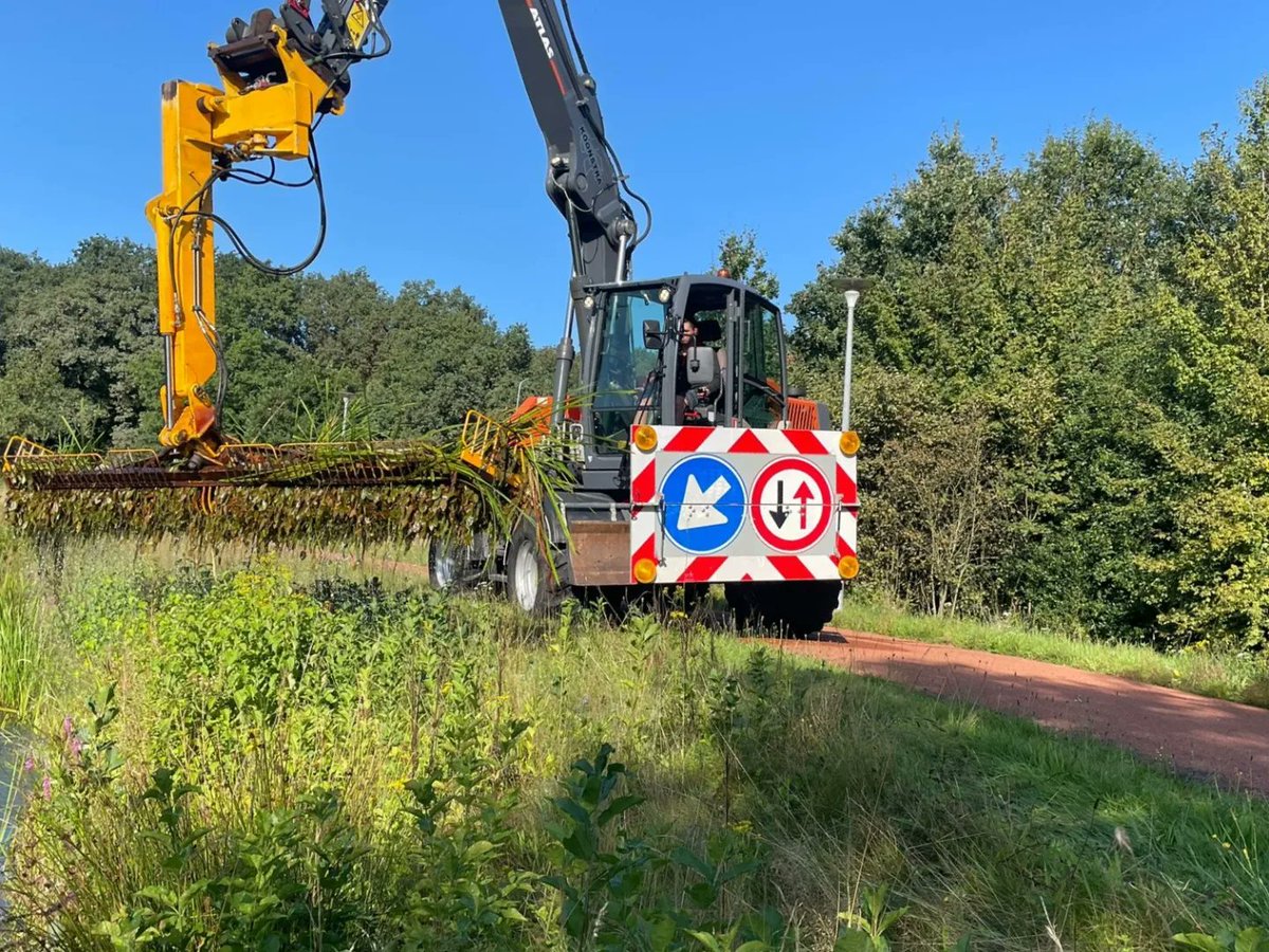 Koonstra_eu's tweet photo. Eerste foto's van het maaikorven in praktijk😀
#klepelmaaien #bodemfrezen
#slotenvijzelen #maaikorven #handmatigschouwmaaien #afvoerengroenafval #slootonderhoud #periodiekewaterwegenonderhoud #Koonstra #gemeente #aanbesteding #waterschap #wdod #overheidsinstellingen #agrariërs https://t.co/rL5QtVuEcy