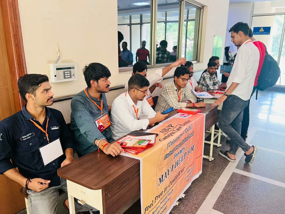 ABVPDelhi's tweet image. आपकी सहायता, हमारी प्राथमिकता 

आज, अभाविप उत्तरी दिल्ली विभाग द्वारा नॉर्थ कैंपस में विभिन्न स्थानों पर हेल्पडेस्क लगाकर दिल्ली विश्वविद्यालय में प्रवेश के लिए आ रहे छात्रों को हर संभव सहायता प्रदान कर रहे हैं।