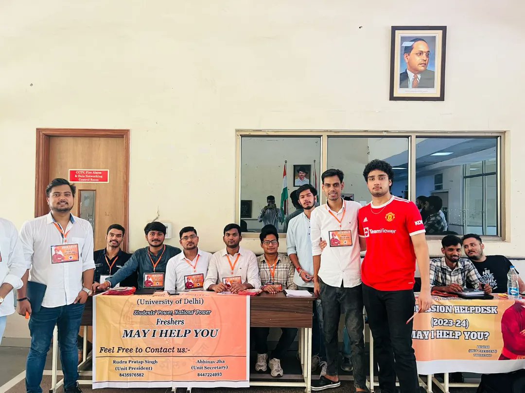 ABVPDelhi's tweet image. आपकी सहायता, हमारी प्राथमिकता 

आज, अभाविप उत्तरी दिल्ली विभाग द्वारा नॉर्थ कैंपस में विभिन्न स्थानों पर हेल्पडेस्क लगाकर दिल्ली विश्वविद्यालय में प्रवेश के लिए आ रहे छात्रों को हर संभव सहायता प्रदान कर रहे हैं।