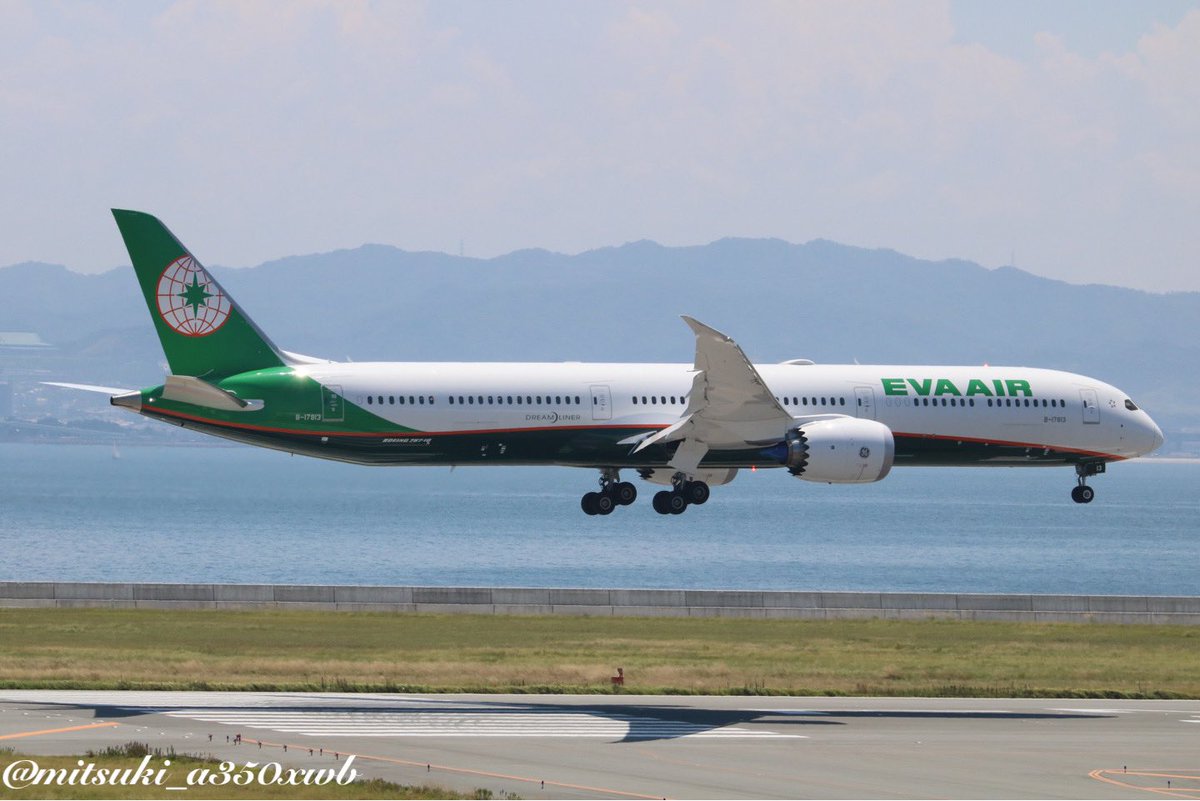 mitsuki_a350xwb's tweet photo. EVA AIRWAYS
B787-10 B-17813
2023.08.20 KIX
24Lに着陸するBR132
スタアラ塗装機でくると思っていたがその前のBR178で飛来
それでもEVAのB78Xの着陸が撮れただけで満足😊
#evaairwaysjapan
#kansai_airports
#skyview_KIX https://t.co/hq5L1SsyD2