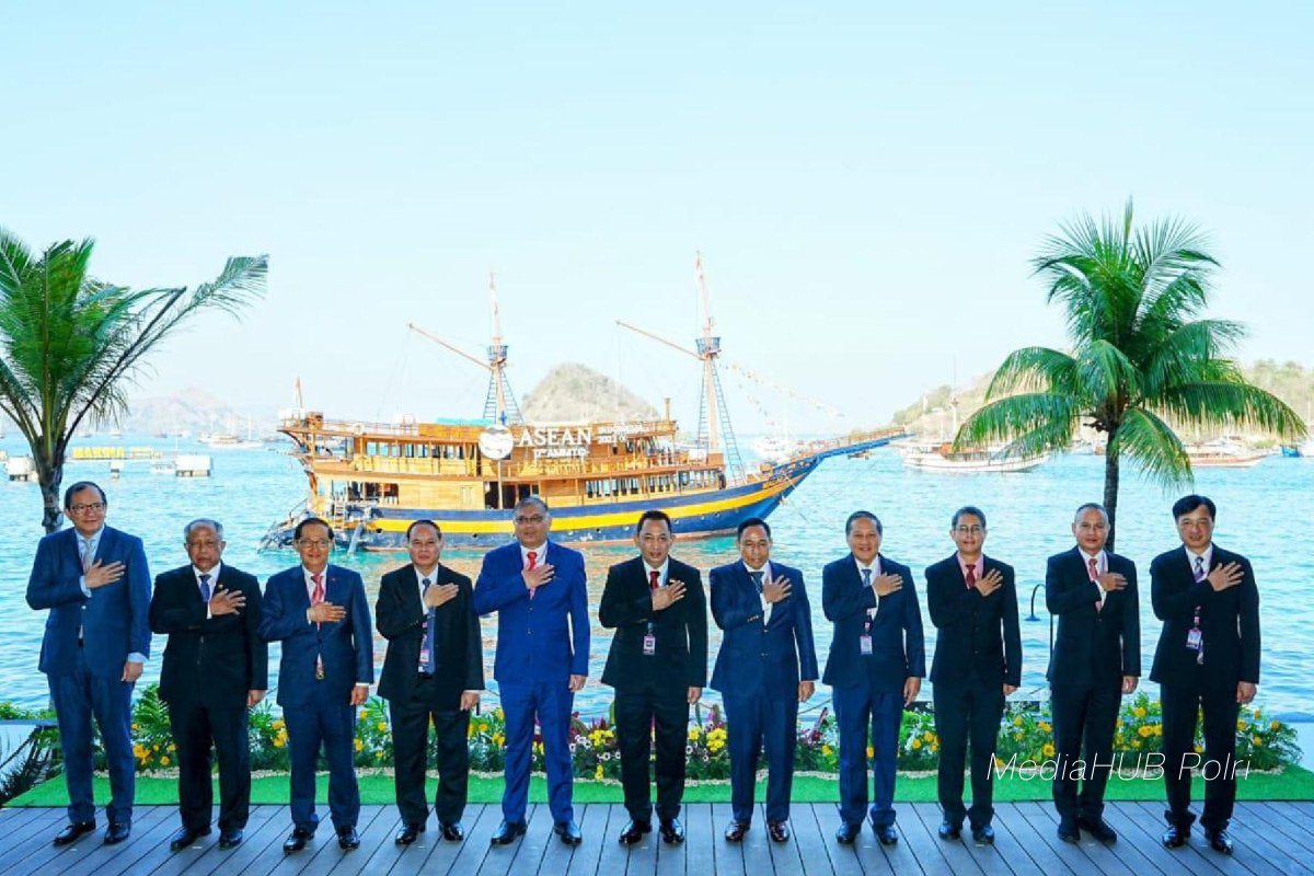 MediaHubPolri's tweet image. Kapolri Jenderal Polisi Drs. Listyo Sigit Prabowo, M.Si. Memimpin Pertemuan ASEAN Ministerial Meeting On Transnational Crime (AMMTC) ke-17 di Labuan Bajo

Download foto lainnya disini ⬇️
mediahub.polri.go.id/image/detail/1…

#labuanbajo #asean #ammtc #Polri #ntt