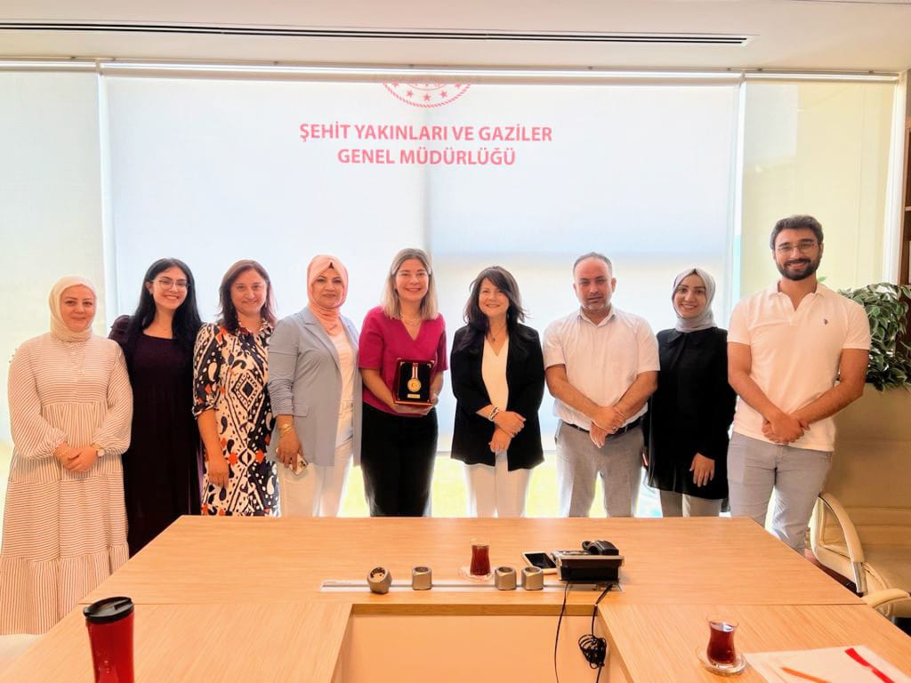 ArifTopal_01's tweet photo. Aile ve Sosyal Hizmetler Bakanlığı Şehit Yakınları ve Gaziler Genel Müdürlüğü #SEHAK Dairesinde birlikte çalıştığımız Cansu kardeşimizi Van İl Müdürlüğüne uğurladık.
Hayırlı olsun dileklerimi sunuyor, kendisine başarılar diliyorum. https://t.co/v0q4qOEo8s