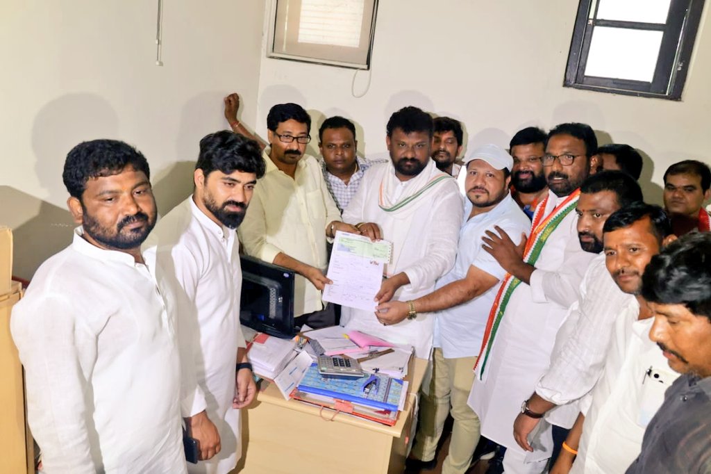 syedkhalid4488's tweet photo. Beside State President @IYCTelangana @ShivaSenaIYC Garu who submitted Application to TPCC Working President Mahesh Goud for Candidature From Wanarparthy Assembly on INC Ticket 
@Allavaru @srinivasiyc @Manikrao_INC @MansoorKhanINC @IYC https://t.co/Ak769WOpTq