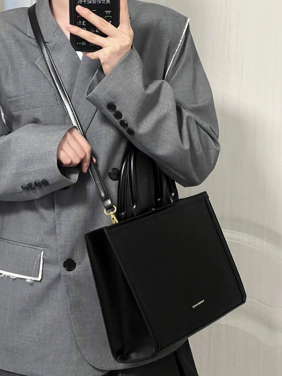 ถามหากระเป๋าที่เรียบหรูคลาสสิค หยิบมาใช้ได้เรื่อยๆไม่เบื่อต้องใบนี้เลย🤍 จุของได้เยอะจะคล้องแขนหรือสะพายไหล่ได้หมด ราคาดีลตรงกับโรงงานเหลือใบละ 269.-