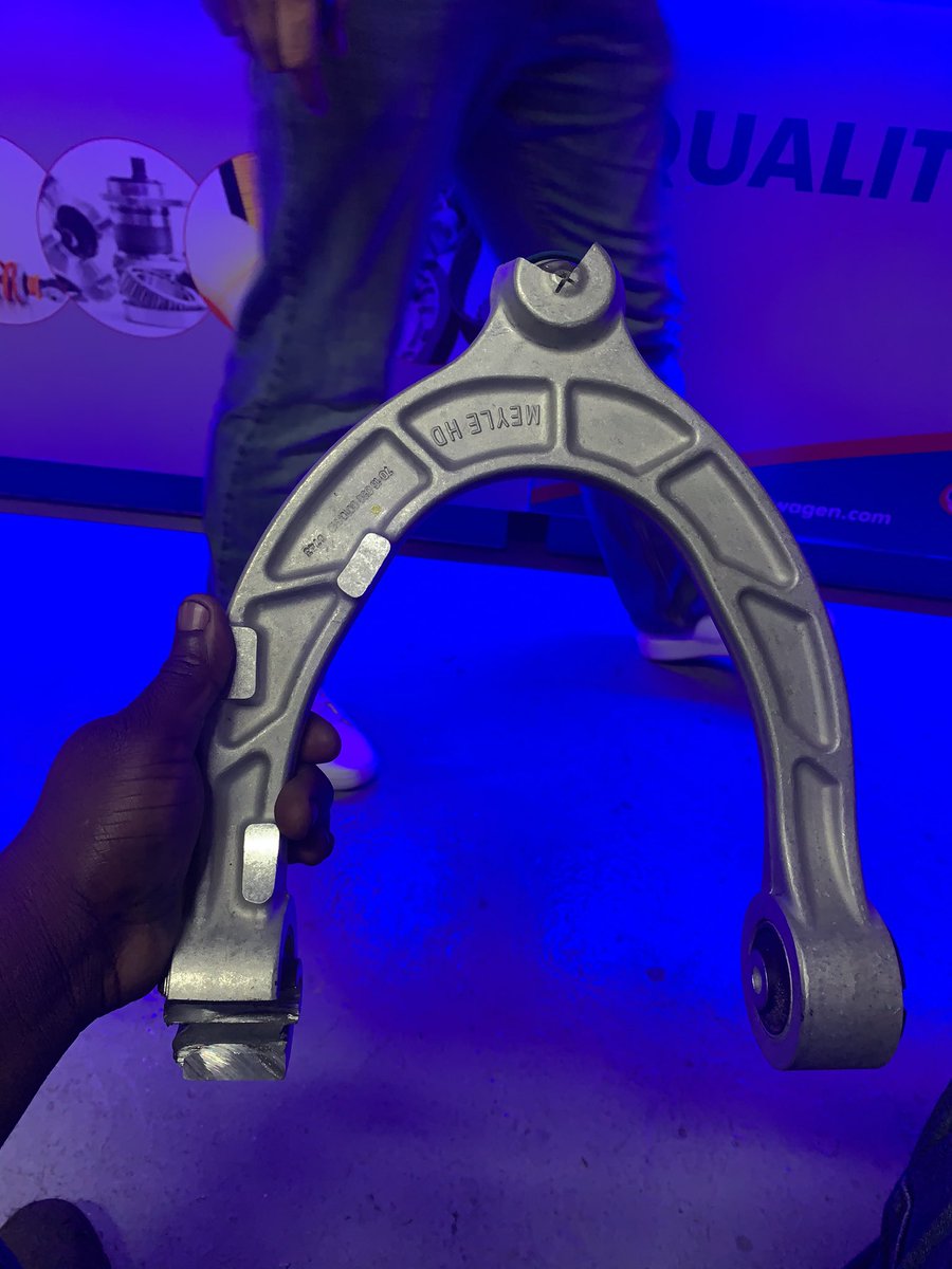 mumborepairs's tweet image. Tesla OEM control arm vs Tesla after market control arm
Wonderful and brilliant engineering by meyle products that minimise the factory recalls that required silicone to be put on the upper control arm ball joint and the counter weight that’s installed with the cable ties 👌