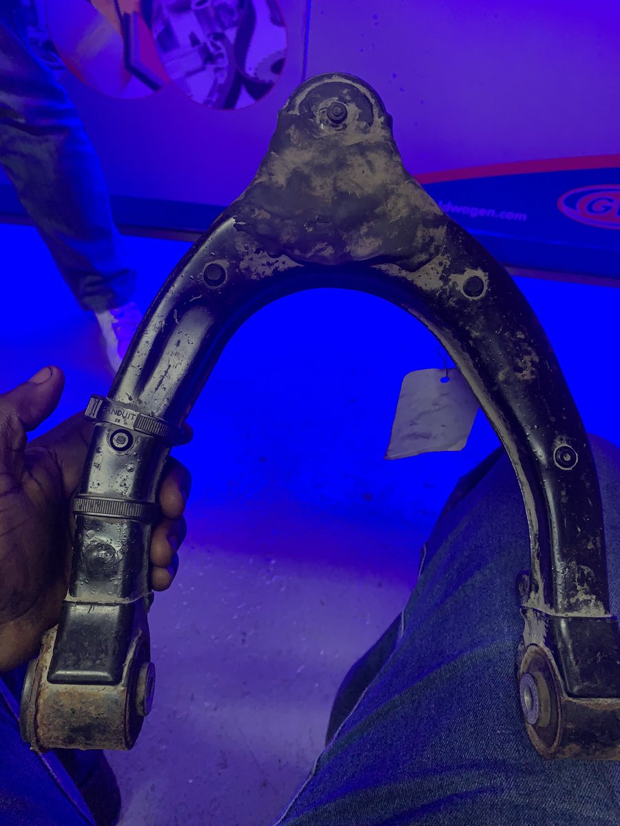 mumborepairs's tweet image. Tesla OEM control arm vs Tesla after market control arm
Wonderful and brilliant engineering by meyle products that minimise the factory recalls that required silicone to be put on the upper control arm ball joint and the counter weight that’s installed with the cable ties 👌