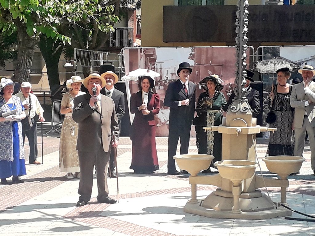 Continua la #FestaMajor de #Castellbisbal. Ahir es va fer la reconstrucció històrica de la celebració el 1911 de l'arribada de la llum i l'aigua dels Arenys al poble. Sabem com va ser l'acte el gràcies als #Arxius, i Molta Comèdia ens ha representat. <a href="/Ajcastellbisbal/">Ajcastellbisbal</a>