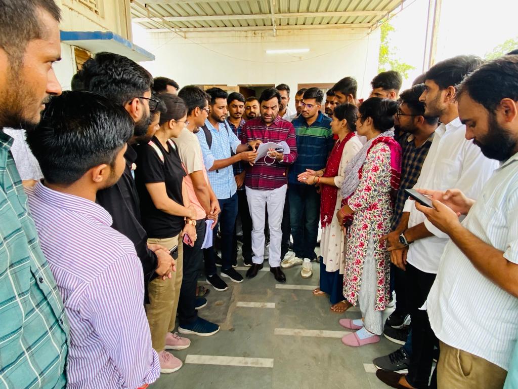 hanumanbeniwal's tweet photo. एग्रीकल्चर स्कूल लेक्चरर भर्ती 2022 से जुड़े अभ्यर्थियों ने आज जयपुर आवास पर ज्ञापन देकर विषय समकक्षता समिति की रिपोर्ट के आधार पर कृषि स्नात्तकोत्तर के सभी विषयों को शामिल करवाने व इस बाबत प्रक्रियाधीन नियम में संशोधन को भी शीघ्रता से पूर्ण करवाने की मांग की है,इस संबंध में राज्य सरकार के शिक्षा विभाग के ग्रुप- 2 और निदेशक माध्यमिक शिक्षा विभाग के कार्यालय के मध्य पत्राचार भी हुआ है ,मुख्यमंत्री @ashokgehlot51  जी से आग्रह है की अभ्यर्थियों के साथ अविलंब न्यायसंगत कार्यवाही करने के लिए तत्काल आरपीएससी और माध्यमिक शिक्षा विभाग को निर्देशित करने हेतु इस विषय पर तत्काल संज्ञान लेवे ताकि इन अभ्यर्थियों का भविष्य बर्बाद होने से बचाया जा सके !
@RajCMO