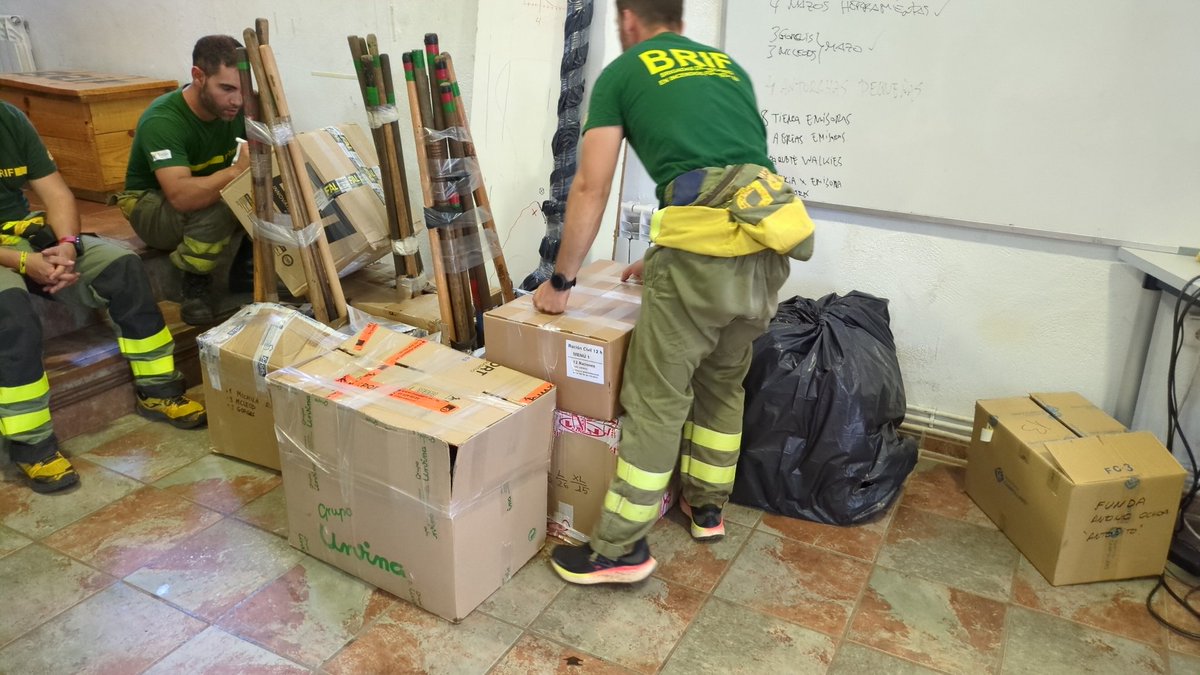briftabuyo's tweet photo. 10:30📸Nos encontramos en nuestra base preparando todo para salir hacia el aeropuerto de #Madrid donde esta tarde volaremos rumbo a la isla de #Tenerife para sumarnos mañana a las labores de extinción en #IFArafoCandelaria con un equipo de 18🧑🚒#BomberosForestales #BRIF @mitecogob https://t.co/tn3T1IUnww