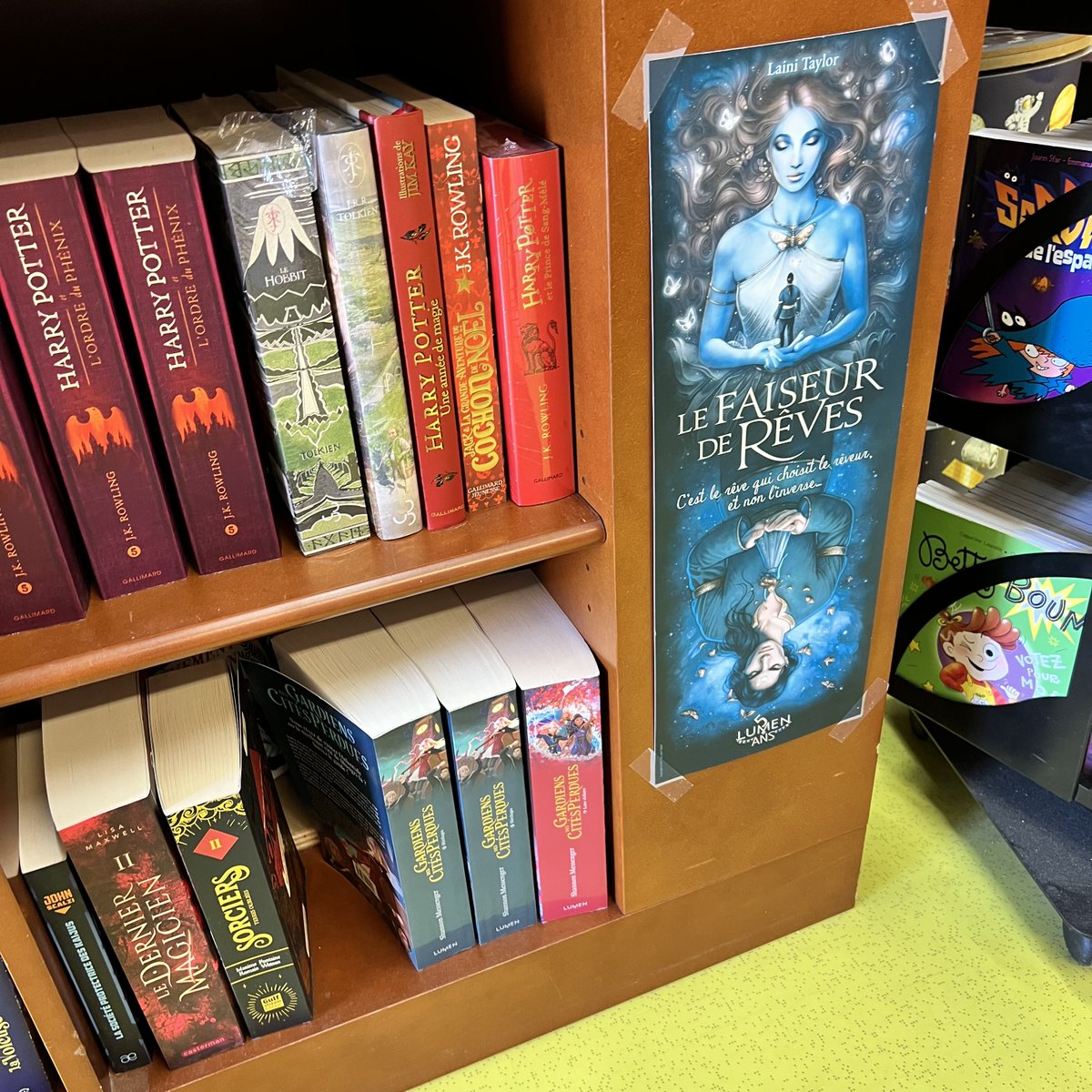 LumenEditions's tweet photo. Quelle joie de passer en librairie (ici, à la librairie jeunesse de Port-Maria à Quiberon en Bretagne) et de voir nos posters !
Avez-vous lu Le Faiseur de rêves, au fait ? Si non, on vous le conseille très vivement ! https://t.co/IIo9SE2rcq