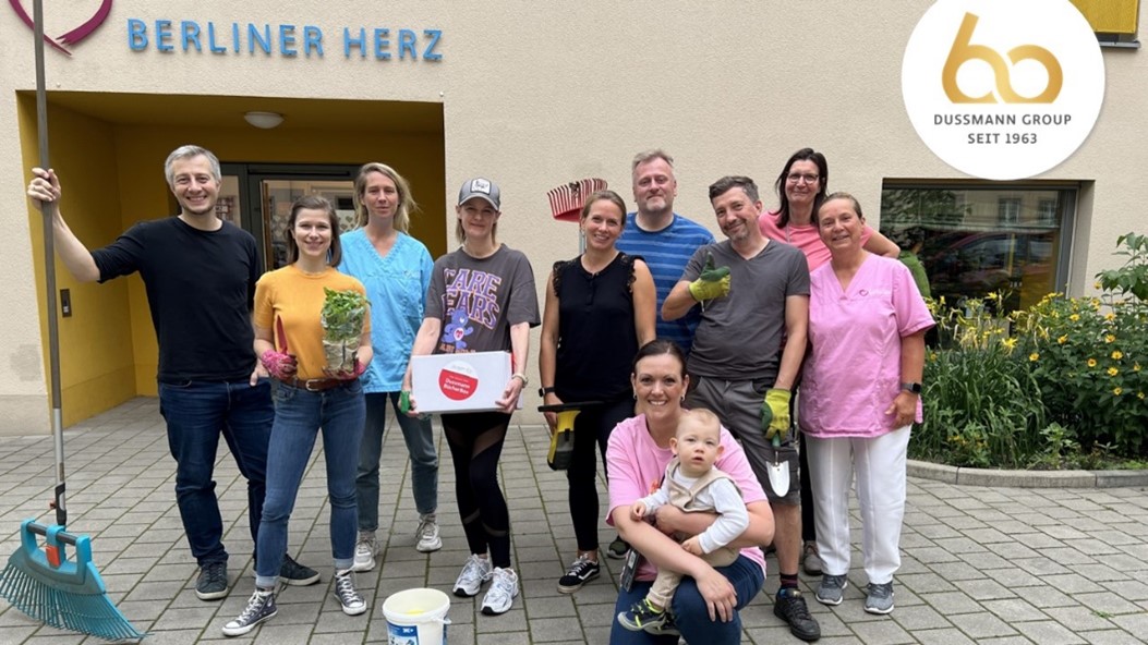 dussmann_group's tweet photo. Together for a good cause! In July, a team of volunteers from our Group Communications department got together to do some gardening and window washing at the children's hospice "Berliner Herz". Thank you for the great job! 
🌱#60yearsofpassion #plantingthefuture #myvolunteerwork https://t.co/ma5gU8RLlo