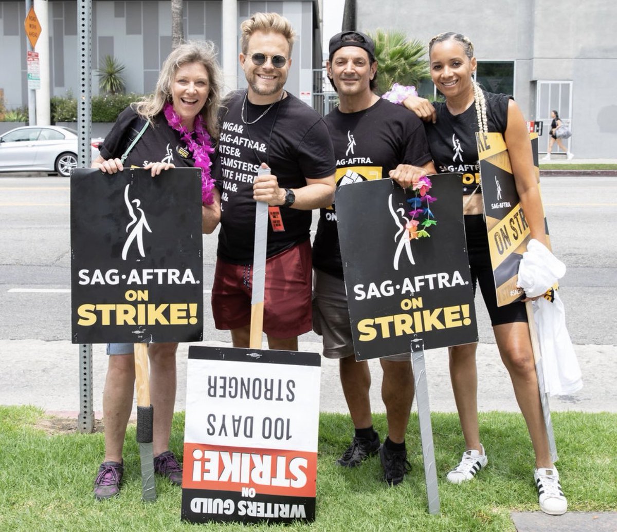 Thank you @adamconover for your voice, important info, union work & support! 👍🏼🫶🏻👊🏼🪧
#SagAftraStrike #wgastrike #SAGAFTRAstrong #wgastrong #solidarity #actors #writers #1u #hotstrikesummer @sagaftra @WGAWest