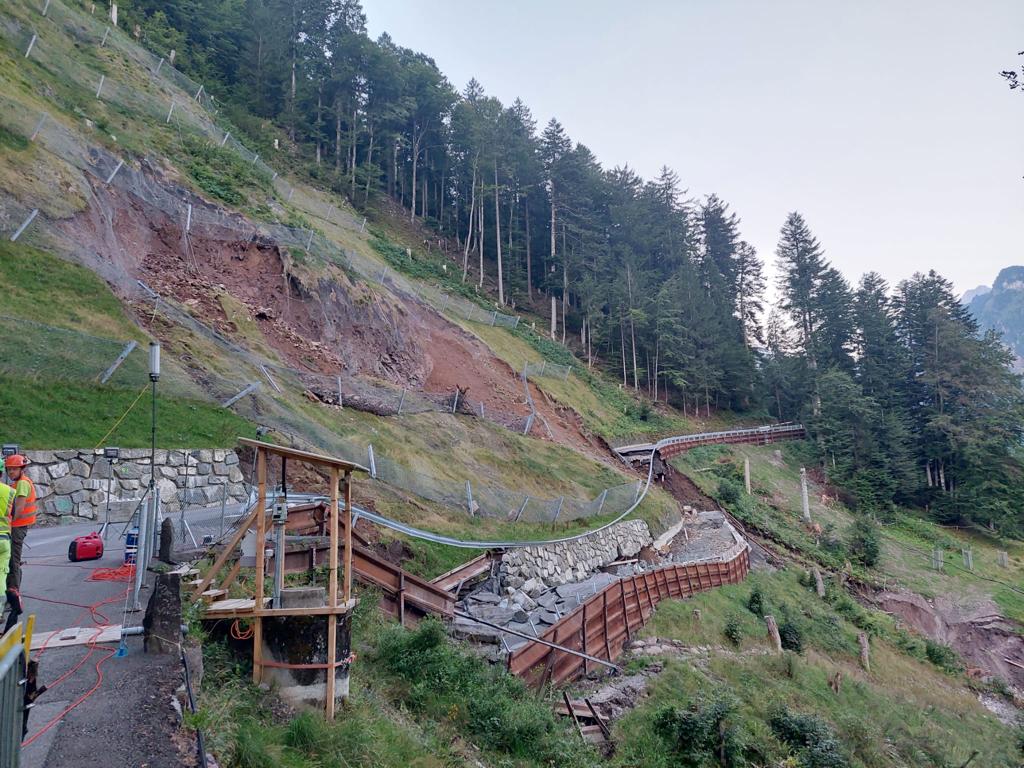 🚨 Unerwartete Rutschung: Wagenrunse trifft es erneut. 3. Vorfall in 2023. Evakuierungen, Expertenteams im Einsatz. Gemeinde setzt auf Stabilisierung. Kies-Mettmen via Ersatzroute für Touristen weiterhin zugänglich. #GlarusSüdRutschung #SicherheitVorOrt