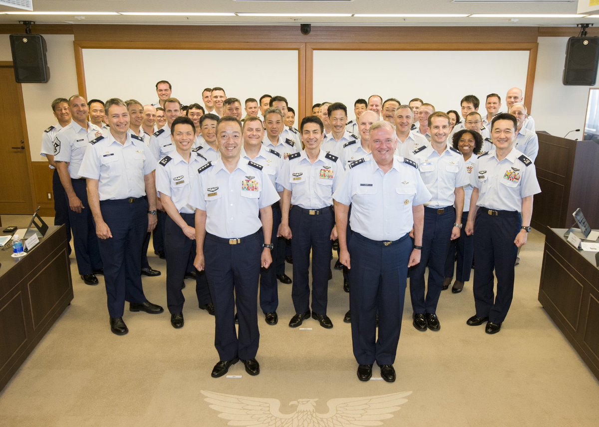 JASDF_PAO_ENG's tweet photo. Aug 18, Gen Uchikura, COS, #JASDF met Lt Gen Rupp, Commander, #5AF and others in Ichigaya. They welcomed the progress in their initiatives and reaffirmed the significance of the #JapanUSAlliance. JASDF will continue to strengthen close relationship with the #USAF. 🇯🇵😊🤝😊🇺🇸 https://t.co/xAmiuiHeA6