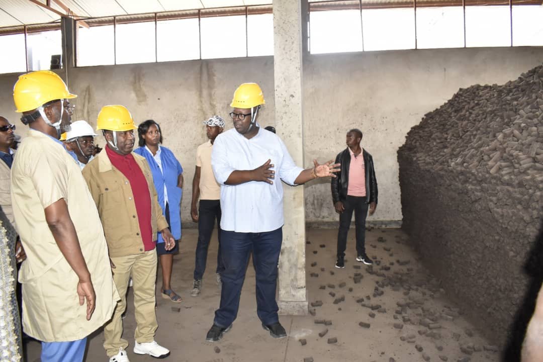 ComeHatungimana's tweet photo. La transformation de la #Tourbe en #charbon sera effective d’ici Septembre prochain. Le DG de l’ONATOUR Isidore #Mbayahaga l’a indiqué ce 21 Août 2023 lors d’une visite effectuée par le numéro un #Burundi-ais à l’#ONATOUR
📷: @UbumweHebdo #Abatwip https://t.co/xjdMTUV4Bw
