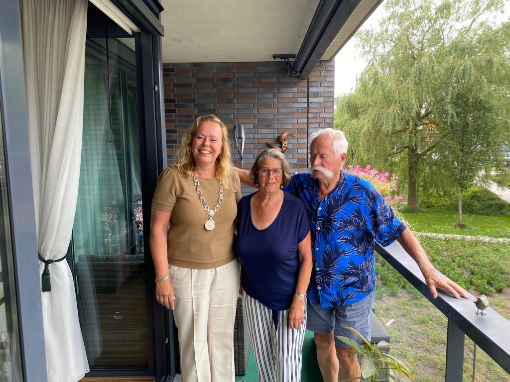 Vrijdag bezocht burgemeester Astrid Heijstee-Bolt 't  echtpaar Van Diemen met hun diamanten huwelijk; succes hiervan: méér geven dan nemen! Geboren in de Veen, nooit weggegaan. Sterk betrokken bij lokale zaken. Hard gewerkt, 60 jaar met 't gezin genoten van 't leven. Van harte!