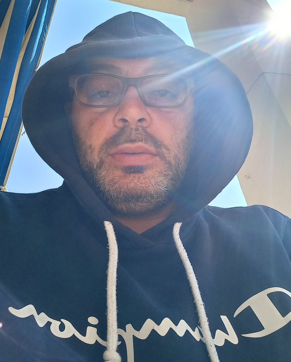 ANN82668838's tweet photo. شي واحد حلو بالجريب (او كورونا) شو بعرفني، انه عالحراره الواحد بيلبس ثياب شتويه وبيقعد بالشمس متل ايام فصل الشتاء العظيم بالوقت يلي كل العالم عم تذوب من الشوب 😂😂
#صباح_الخير
#think_positive #bright_side https://t.co/GNQhNV5X5O