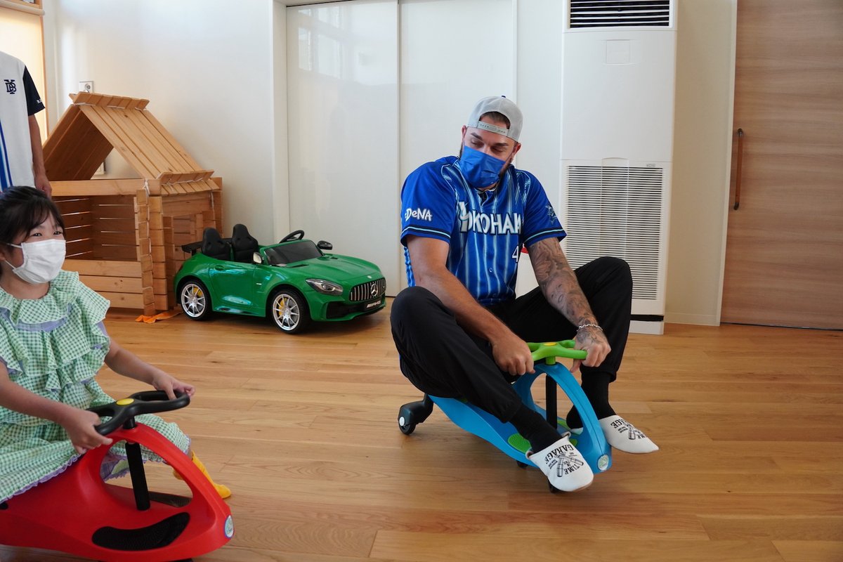 本日、 #ガゼルマン 選手が病気をかかえるお子さまとその家族が利用するこどもホスピスへ訪問🏠

ストラックアウトなどのゲームや会話を通じて触れ合いました！

#baystars