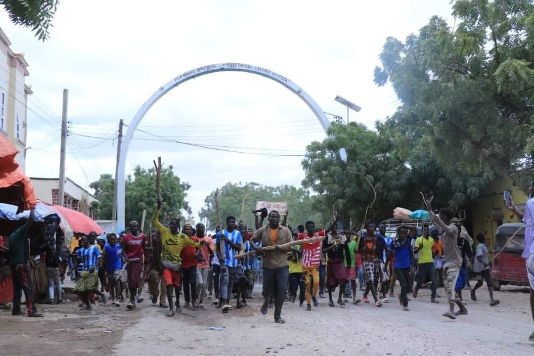 ArlaadiMnetwork's tweet photo. PICTURES: Scores of people took streets in #Beledwayne town of Hiiraan province, demanding the release of General Sheegow. Demonstrators chanting "no racism" and "justice," urged President @HassanSMohamud's regime to end "ethnic cleansing" committed by his administration. #Somalia #HirShabelle